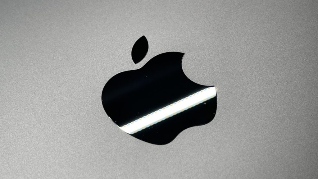 MacBook Pro 13インチのロゴに光が反射している様子