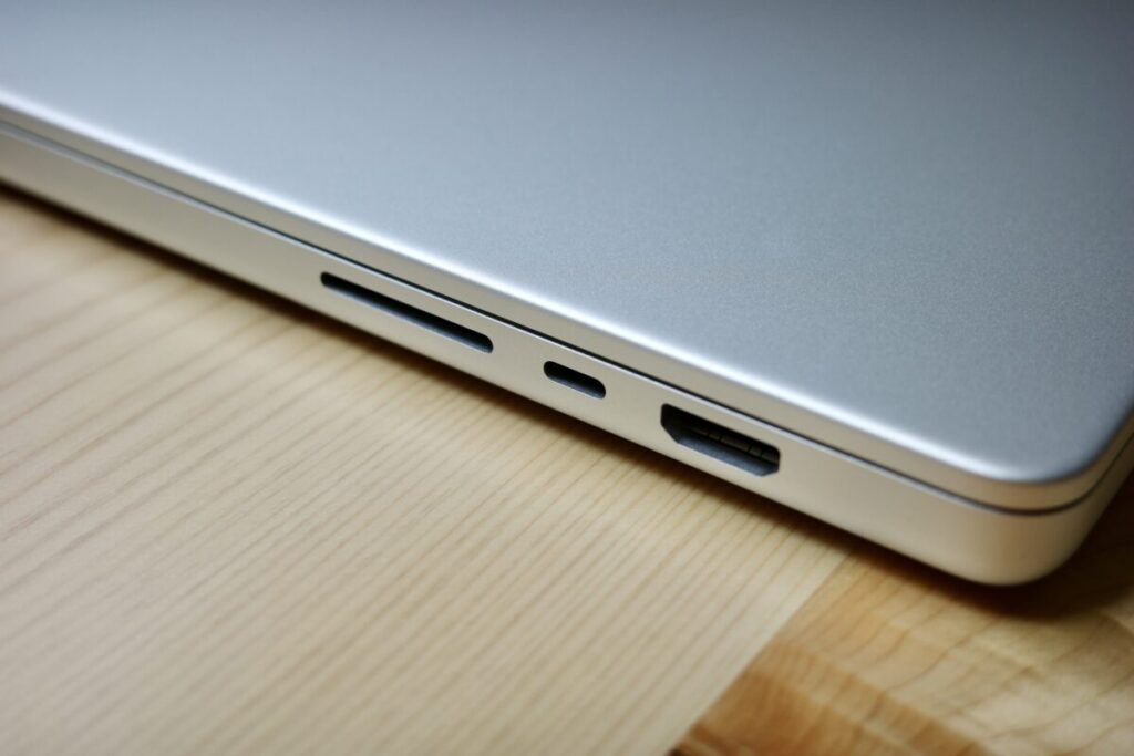 MacBook Pro 16インチ 2021の右側面のポート