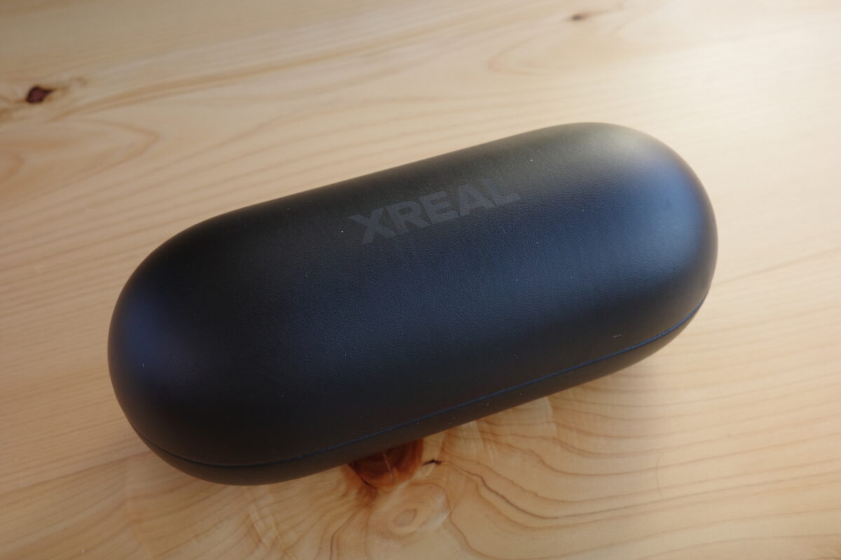 XRAEL Air 2 Proの付属ケースは黒いカプセル状のもの